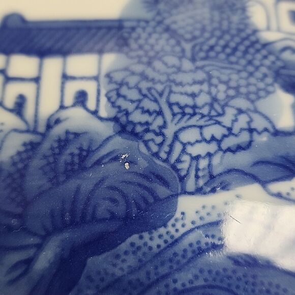 Chinoiserie Vintage Lidded Box with Traditional Chinese Water Landscape - Picture 10 of 10